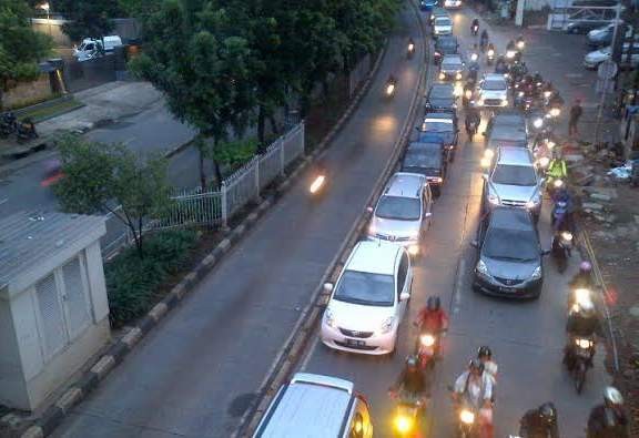 Jangan Ditiru! Pemotor Ini Masih Saja Nekat Terobos Jalur TransJ