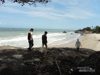 Saat kami menyeberang ujung tanjung di selatan Pantai Matras Saat kami menyeberang ujung tanjung di selatan Pantai Matras