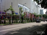 Mall Centre Point di depan Stasiun Kereta Api Bandara Kualanamu, sudah diisi berbagai macam toko seperti Hypermart dan ritel asal Malaysia yaitu Parkson, yang menjual produk-produk branded ternama. Mall Centre Point di depan Stasiun Kereta Api Bandara Kualanamu, sudah diisi berbagai macam toko seperti Hypermart dan ritel asal Malaysia yaitu Parkson, yang menjual produk-produk branded ternama.