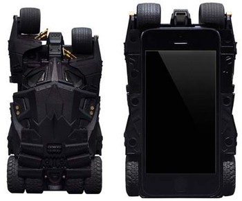 Di saat banyak orang masih pakai casing biasa untuk ponselnya, Jepang sudah bikin casing canggih yang bikin iPhone 5 terlihat makin garang dan super keren dengan balutan batmobile.