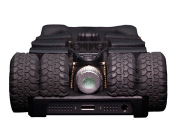 Casing canggih ala mobil Batman ini bikinan Bandai, produsen mainan kenamaan asal Jepang yang sebelumnya terkenal melahirkan Power Rangers.