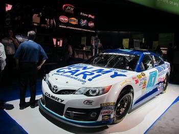 Tak mau kalah, mobil Nascar pun ada di acara ini. Tentu ada alasan kenapa mobil balap tersebut bisa ikut serta. Yakni lantaran teknologi monitoring dan perangkat komputer yang digunakan di tim Nascar ini juga memanfaatkan produk Dell.