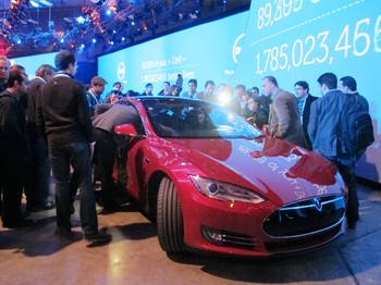 Elon Musk pun datang dengan gaya yang nyeleneh, yakni dengan menumpang mobil listrik besutan Tesla. Ya, mobil tersebut dibawa masuk ke dalam ruang konferensi.