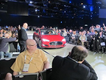 Elon Musk menaiki mobil listrik Tesla model S saat mengisi acara Dell World 2013 yang berlangsung di Austin, Texas, Amerika Serikat.