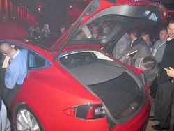 Iron Man dan Mobil Listrik Sporty