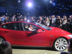 Iron Man dan Mobil Listrik Sporty