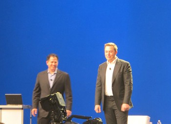Di atas panggung, Elon sudah dinanti oleh Michael Dell, pendiri dan CEO Dell Inc. Elon memang jadi salah satu narasumber di acara Dell World 2013.
