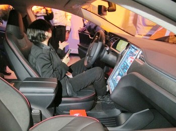 Tesla model S sukses mendobrak image mobil listrik yang tampil biasa. Sebaliknya, Tesla model S mampu tampil memikat dengan gaya sporty.