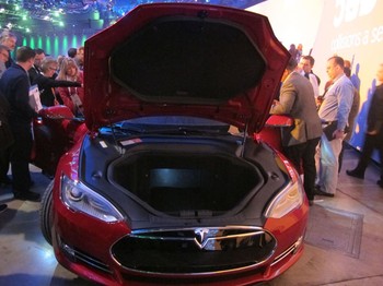 Ini merupakan bagian kap depan Tesla model S. Loh, kok gak ada mesinnya?     