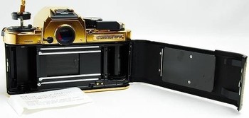 Di dalamnya sih, isinya masih kamera dengan kinerja yang sama seperti kamera SLR FA tradisional pada jaman itu.