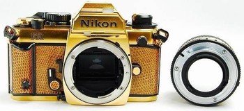 Tak hanya bodi, Nikon juga memperhatikan detail lainnya dengan memberikan sentuhan emas di cincin lensa 50mm f/1.4nya yang terpasang.