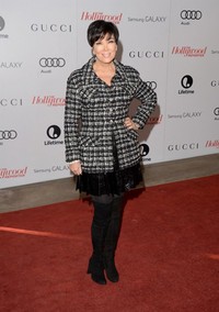 Kris Jenner, ibu dari Kim dan Khloe ini tampil stylish mengenakan jaket tartan hitam putih dari Chanel dipadu dengan rok kulit serta boots tinggi. Jason Merritt/Getty Images/AFP.