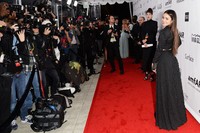 Tiba di lokasi acara, Vanessa Hudgens langsung menjadi sorotan. Jason Merritt/Getty Images for amfAR/AFP.