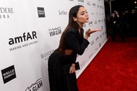 Mendapat sambutan hangat di red carpet, Vanessa meniupkan ciumannya. Jason Merritt/Getty Images for amfAR/AFP.