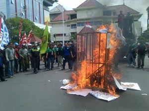 Demo Minta Upah Direvisi, Buruh di Semarang Bakar Boneka Replika Ganjar