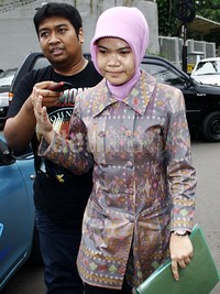 Riza meninggalkan gedung KPK usai menjalani pemeriksaan oleh penyidik KPK. Lamhot Aritonang/detikFoto.