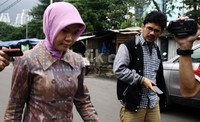 Riza bergegas menuju mobilnya yang sudah menunggu di luar gedung KPK. Lamhot Aritonang/detikFoto.