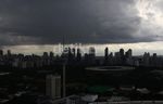 Awan Gelap Payungi Jakarta
