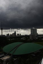 Awan Gelap Payungi Jakarta