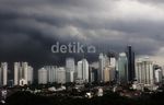 Awan Gelap Payungi Jakarta