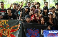 Ratusan Slankers dari berbagai daerah mulai memadati Stadion Utama GBK Senayan, Jakarta, Jumat (13/13) pagi.