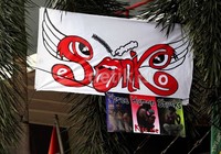 Berbagai atribut berbau Slank pun mereka usung.