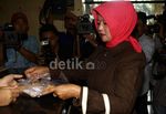 Diperiksa KPK, Ismiyati Bawa BB Pemberian Tim Anas