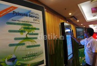 Pengunjung mencoba sistem informasi Pusdata.