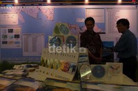 Pengunjung melihat-lihat pameran.