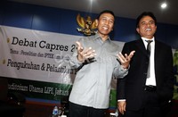 Wiranto (kiri) dan Yusril (kanan) menghadiri debat capres yang digelar di ruang auditoriun utama lantai 2 Gedung LIPI, Jl Gatot Subroto, Jakarta Selatan.