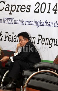 Yusril mendengarkan pemaparan Wiranto dalam debat capres yang digelar LIPI.