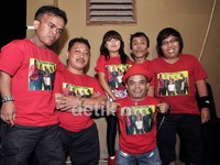 Band tersebut terdiri dari Mukhlis (bassist), Dedi (guitarist), Loli (backing vocal), Ronny (drummer), Dhany (keyboardist), dan Ucok Baba (vocalist). Noel/detikHOT.