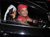     Ini baru dua bulan. Respons orang Indonesia luar biasa. Sudah ada yang pengin ngontrak kami, ada yang mau memproduserin kami, tambah Ucok. Noel/detikHOT.