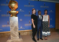 Olivia Wilde, Aziz Ansari dan Zoe Saldana berpose di acara pembacaan nominasi Golden Globe Awards ke-71. REUTERS/Jonathan Alcorn.
