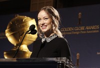 Olivia Wilde membacakan nominasi. REUTERS/Jonathan Alcorn.
