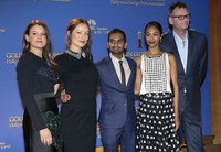 Miss Golden Globe Sosie Bacon, Aziz Ansari, Zoe Saldana, Olivia Wilde, dan Presiden Hollywood Foreign Press Association Theo Kingma berpose bersama. REUTERS/Jonathan Alcorn.