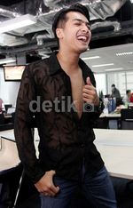 Ricky Harun Bergaya dengan Kemeja Menerawang