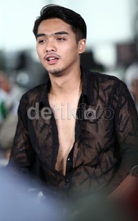 Ricky tampak percaya diri dengan kemeja menerawangnya itu. Akew/detikHOT.