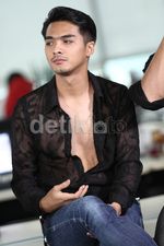 Ricky Harun Bergaya dengan Kemeja Menerawang