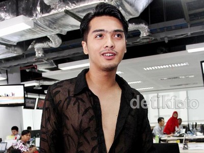 Ricky Harun Bergaya dengan Kemeja Menerawang