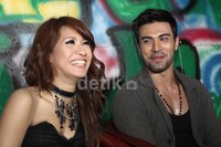 Dia romantis banget. Seumur-umur aku hidup di dunia baru falling in love. Banyak hal positif, mudah-mudahan nggak berubah, ujar Tata. Akew/detikHOT.