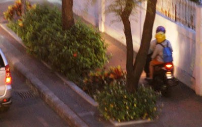 Pemotor ini Makan Trotoar