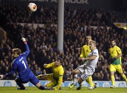 Satu gol lain disumbangkan oleh Lewis Holtby sementara gol balasan Anzhi dicetak Ewerton. REUTERS/Jed Leicester.