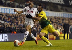 Dengan hasil ini, Spurs kokoh memuncaki Grup K dengan nilai sempurna 18 dari enam pertandingan. REUTERS/Jed Leicester.