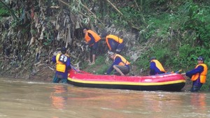Peringati Hari TNI AD, Kopassus Ajak Warga Bersihkan Ciliwung