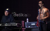 Menteri Perdagangan Gita Wirjawan juga hadir sebagai bintang tamu dalam konser perayaan tiga dekade Slank Berkarya.