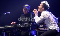 Gita menunjukan kepiawaiannya bermain keyboard dengan mengiringi tiga lagu pamungkas Slank dan satu lagu nasional, Padamu Negeri.