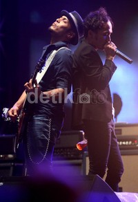 Tanpa jeda, nomor akustik 'Virus' berlanjut kemudian. Sebagai pemanis, putri mantan personel Slank sekaligus musisi jebolan Potlot -markas besar Slank-- Vava Imanez diajak berkolaborasi lewat dua lagu milik mendiang ayahnya, 'Beri Kami Ruang Jangan Cuma Uang' dan 'Yo Man'. Dari rock n roll, Slankers diajak ber-reggae ria.