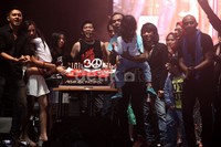 Perayaan ulang tahun malam itu semakin lengkap dengan hadirnya seluruh keluarga para personel ke atas panggung membawakan kue tart coklat lengkap dengan lilin angka 30.