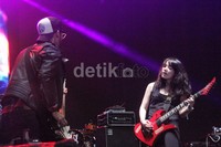 Ribuan Slanker dihipnotis dengan penampilan garang The Painkillers. Gus Mun/detikHOT.